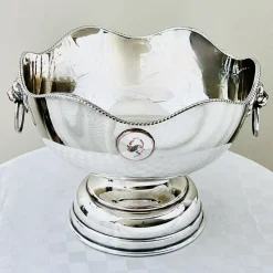 Versilberte Schale im Georgianischen Stil mit Löwenkopf, Gadroon-Rand und Münzmedaillons, 1930er-1950er