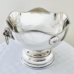 Versilberte Schale im Georgianischen Stil mit Löwenkopf, Gadroon-Rand und Münzmedaillons, 1930er-1950er