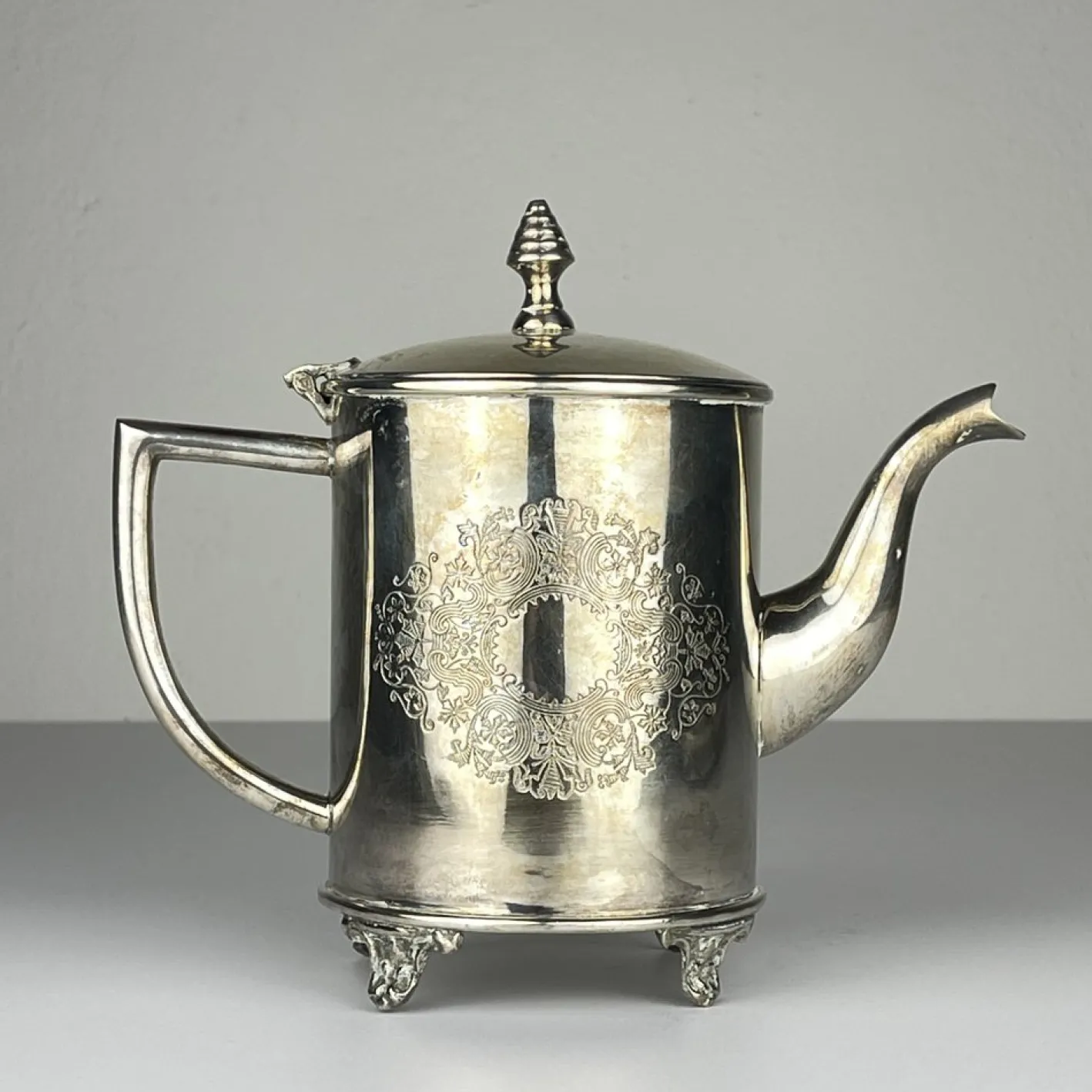 Versilberte Vintage Teekanne & Tablett von Royal Sheffield, England, 1950er, 2er Set