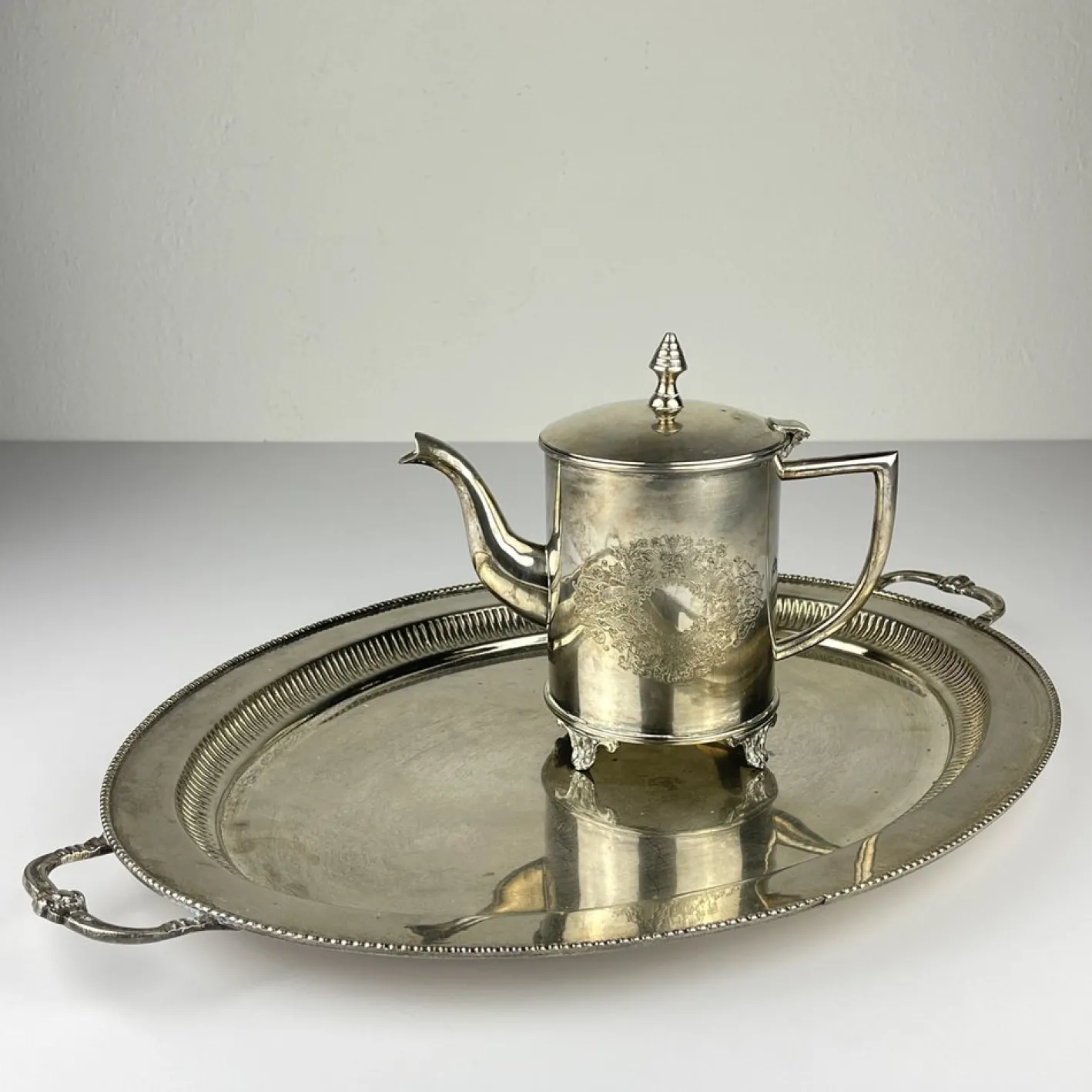 Versilberte Vintage Teekanne & Tablett von Royal Sheffield, England, 1950er, 2er Set