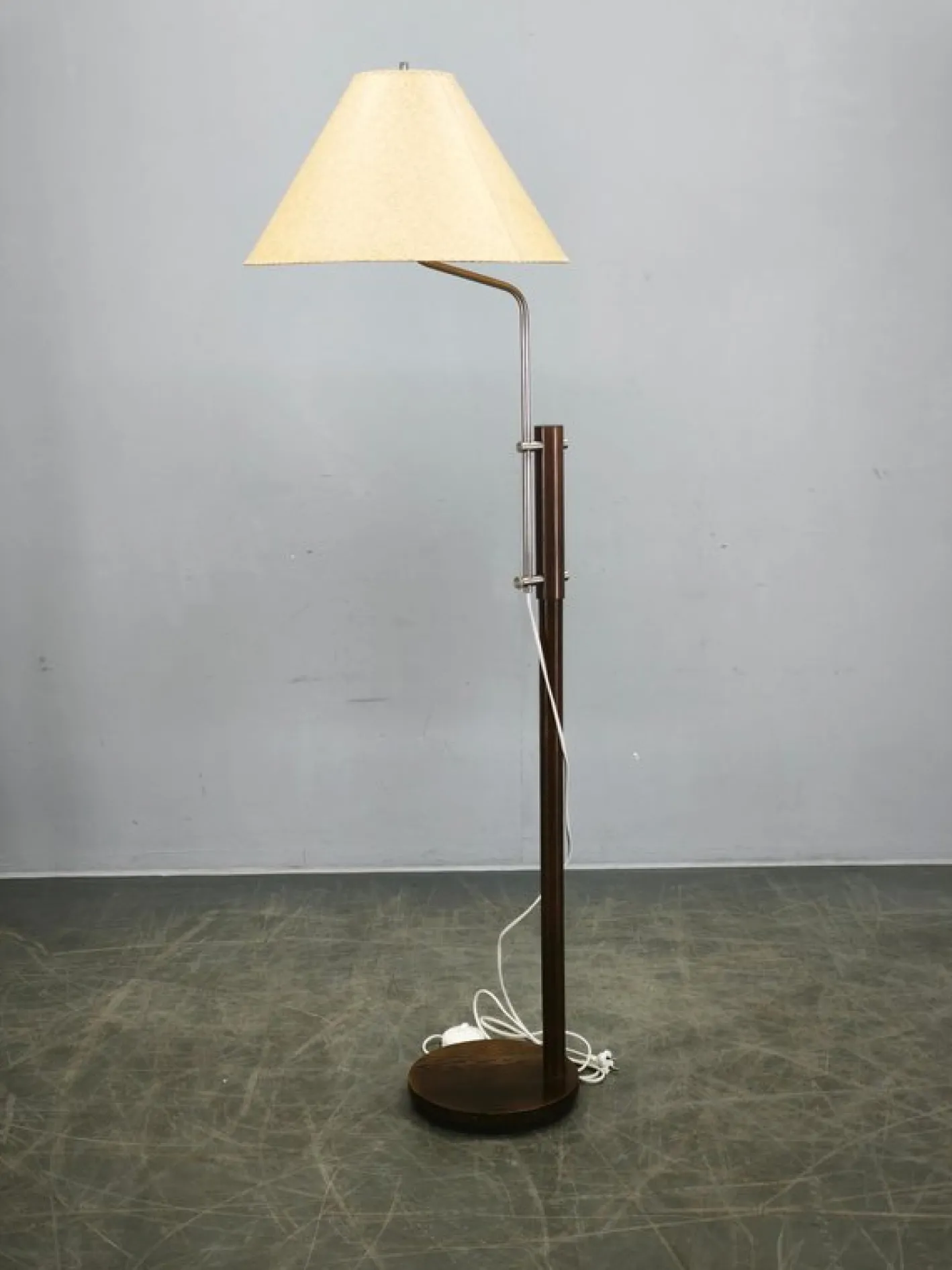 Verstellbare deutsche Vintage Stehlampe aus Eiche & Metall mit handgefertigtem Papierschirm, 1970er