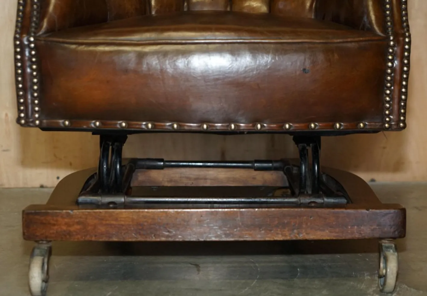 Viktorianischer Chesterfield Schaukelsessel aus Leder von Harringtons
