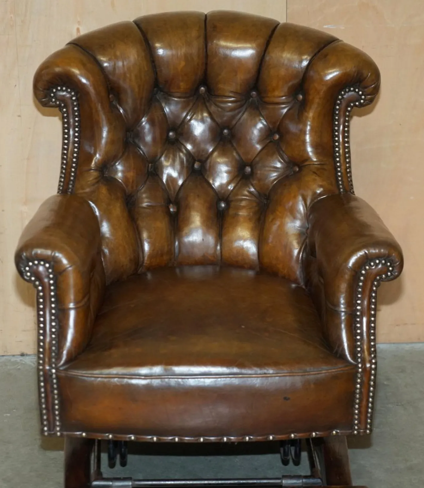 Viktorianischer Chesterfield Schaukelsessel aus Leder von Harringtons