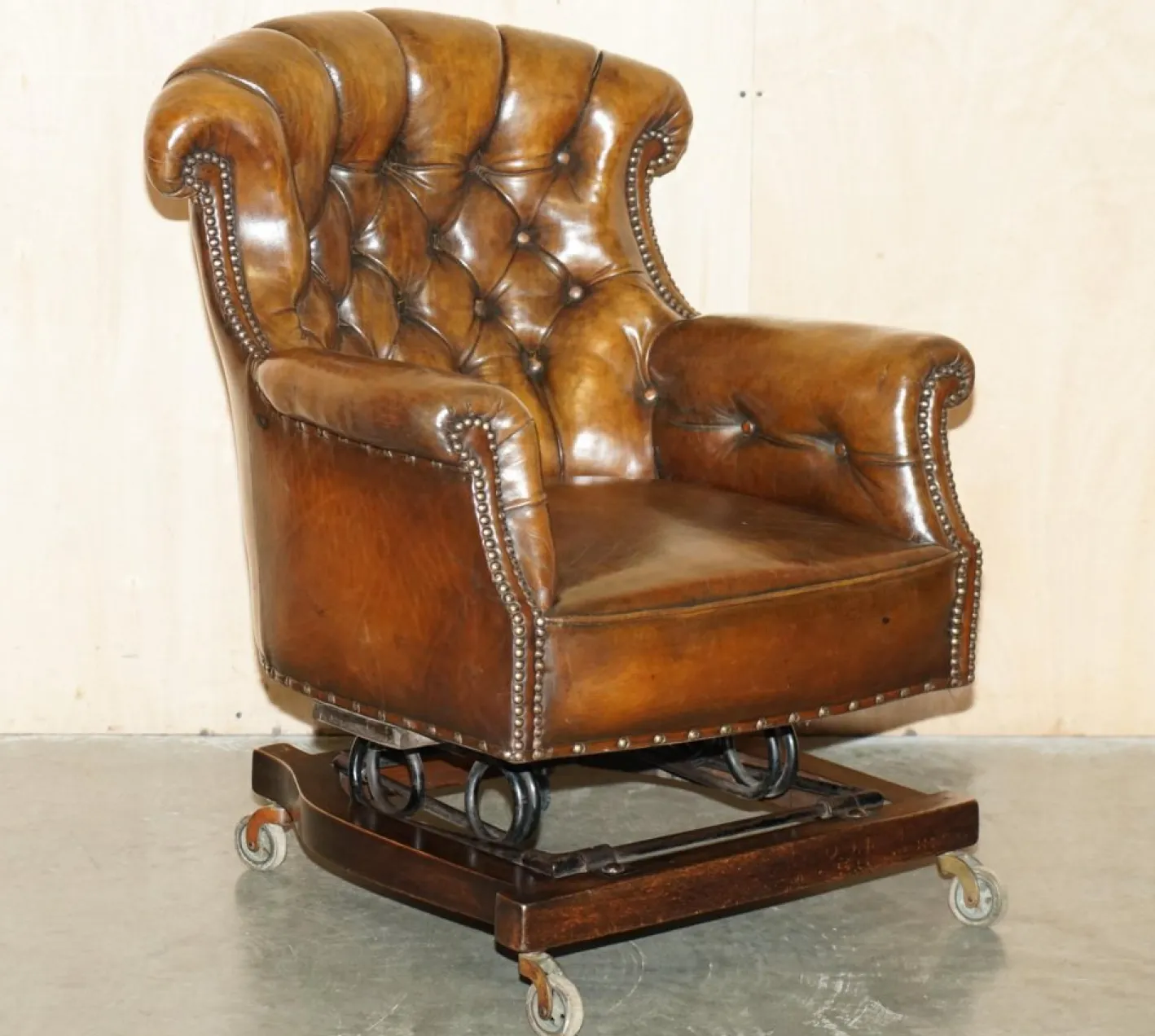 Viktorianischer Chesterfield Schaukelsessel aus Leder von Harringtons