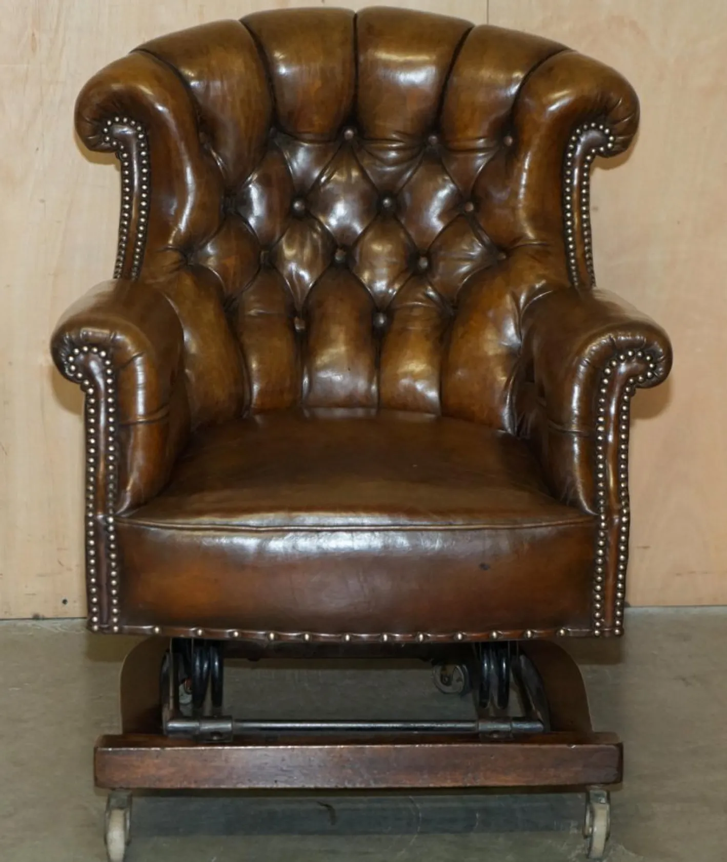 Viktorianischer Chesterfield Schaukelsessel aus Leder von Harringtons