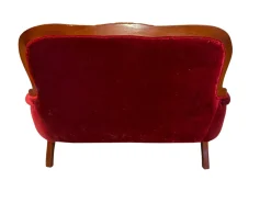 Viktorianischer Loveseat Miniatur in Rotem Samt