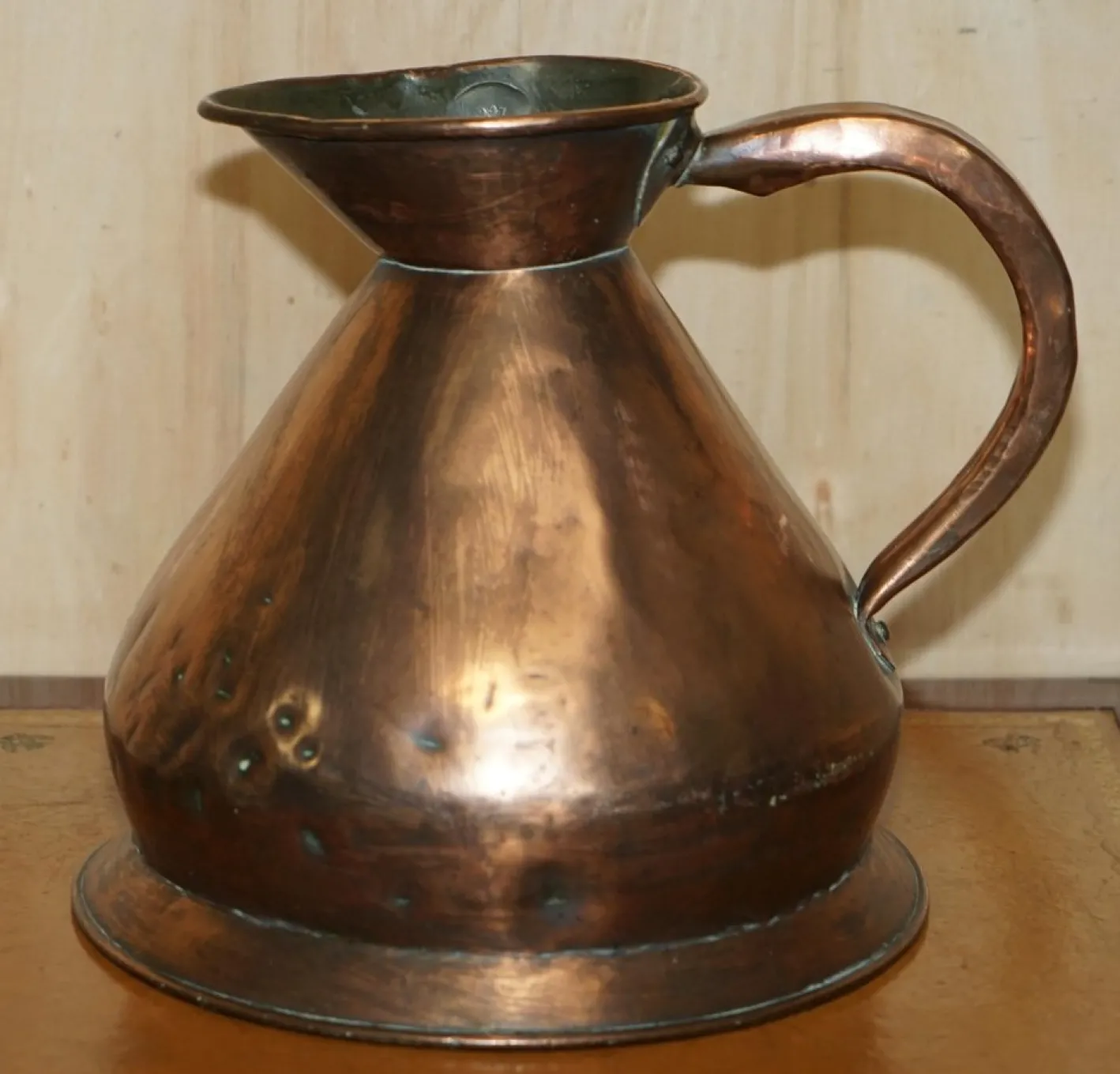 Viktorianischer punzierter 2 Gallonen Kupfer & Messing Krug