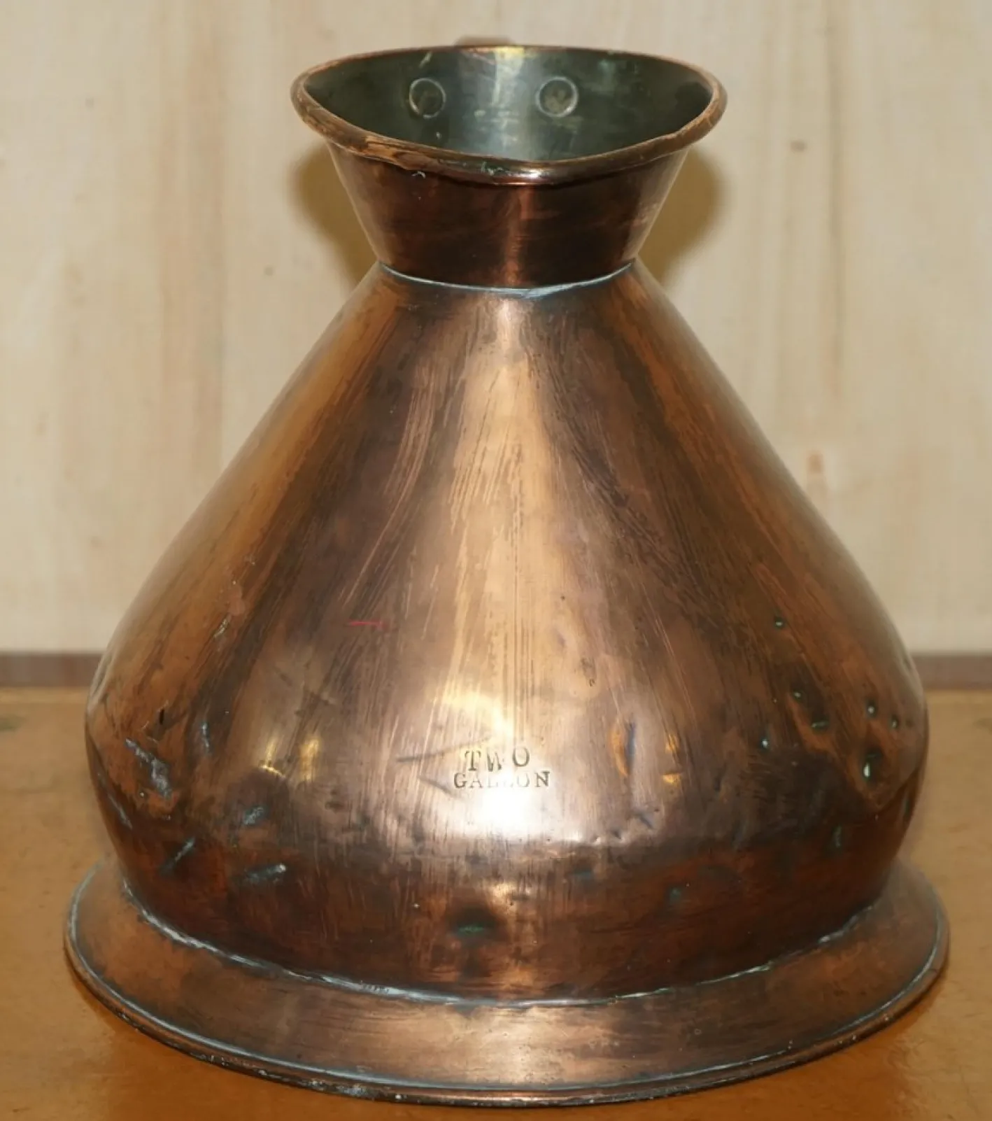 Viktorianischer punzierter 2 Gallonen Kupfer & Messing Krug