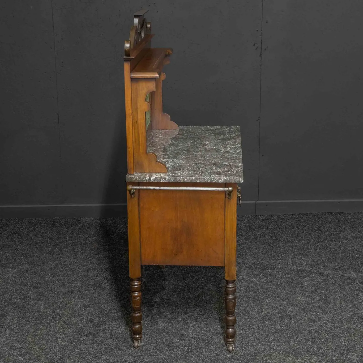 Viktorianischer Waschtisch aus Nussholz, 1890er