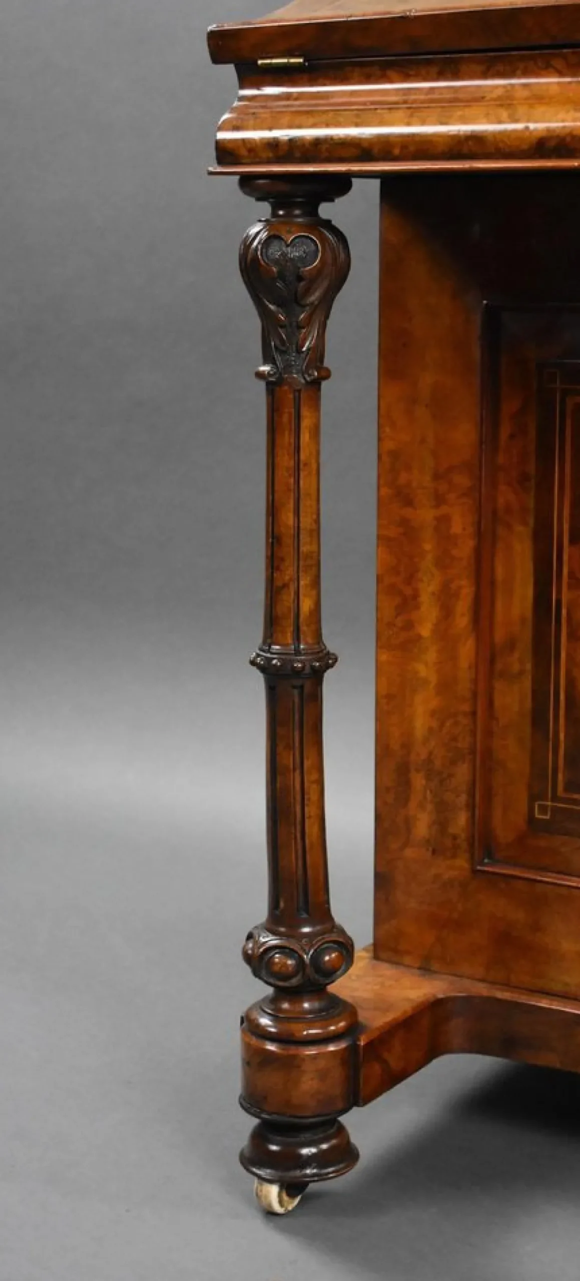 Viktorianisches Davenport aus Wurzelholz, 1860er