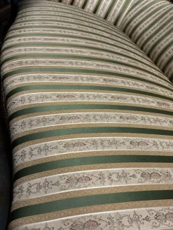 Viktorianisches Sofa mit Nussholz Gestell und Cabriole Beinen