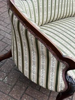 Viktorianisches Sofa mit Nussholz Gestell und Cabriole Beinen