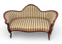 Viktorianisches Sofa mit Nussholz Gestell und Cabriole Beinen