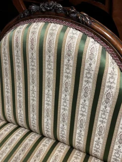 Viktorianisches Sofa mit Nussholz Gestell und Cabriole Beinen