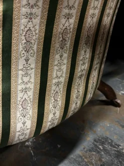 Viktorianisches Sofa mit Nussholz Gestell und Cabriole Beinen