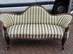 Viktorianisches Sofa mit Nussholz Gestell und Cabriole Beinen