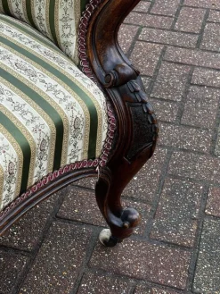 Viktorianisches Sofa mit Nussholz Gestell und Cabriole Beinen