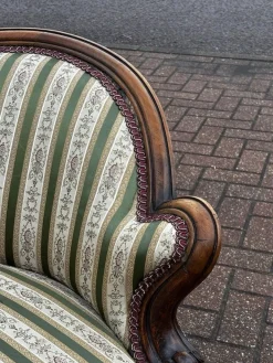 Viktorianisches Sofa mit Nussholz Gestell und Cabriole Beinen