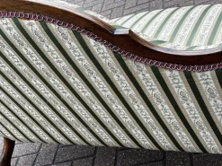 Viktorianisches Sofa mit Nussholz Gestell und Cabriole Beinen