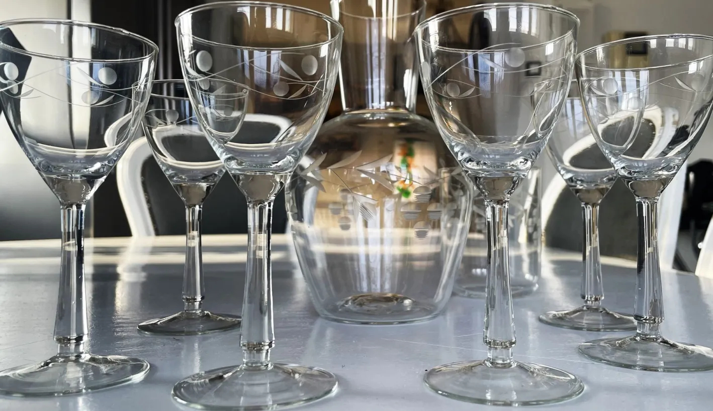 Vintage Bohemia Gravierte Glaskaraffe & Gläser, 1950er, 8 . Set