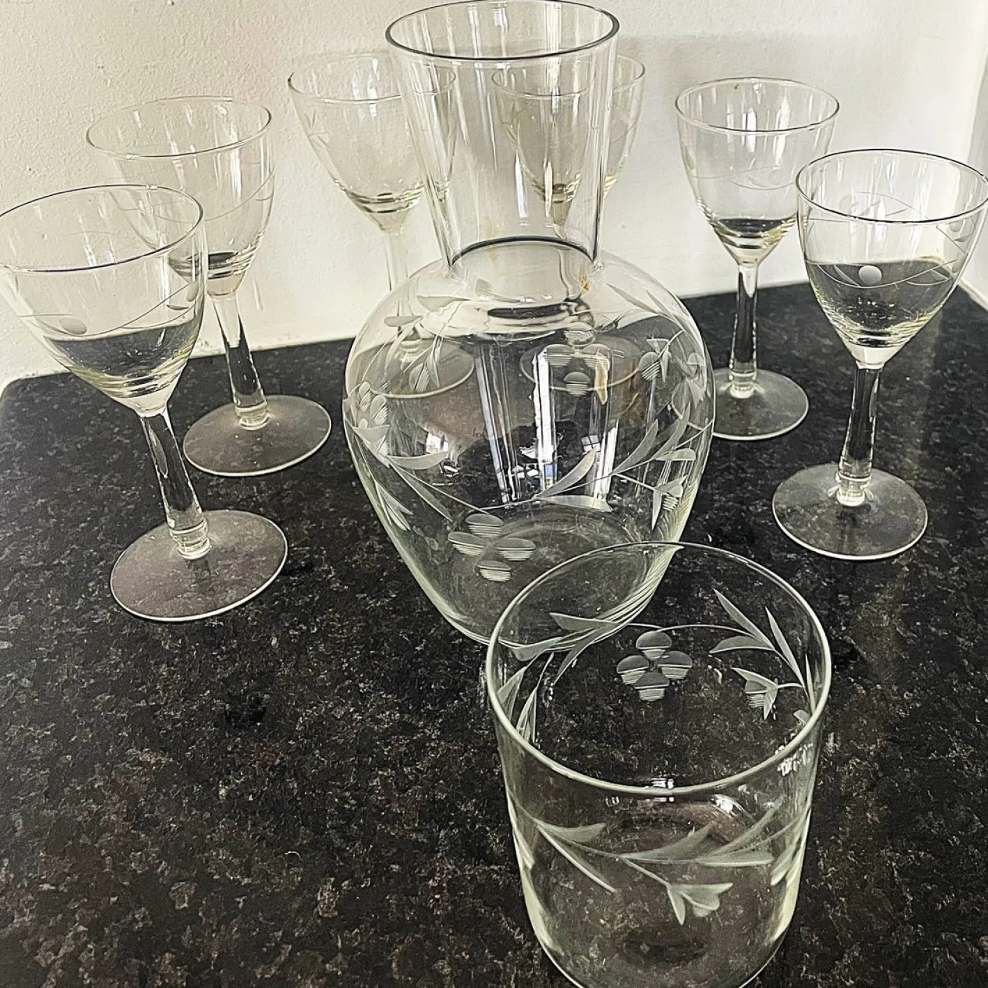 Vintage Bohemia Gravierte Glaskaraffe & Gläser, 1950er, 8 . Set