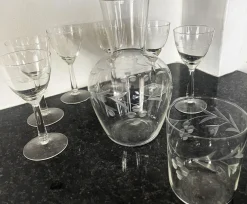 Vintage Bohemia Gravierte Glaskaraffe & Gläser, 1950er, 8 . Set
