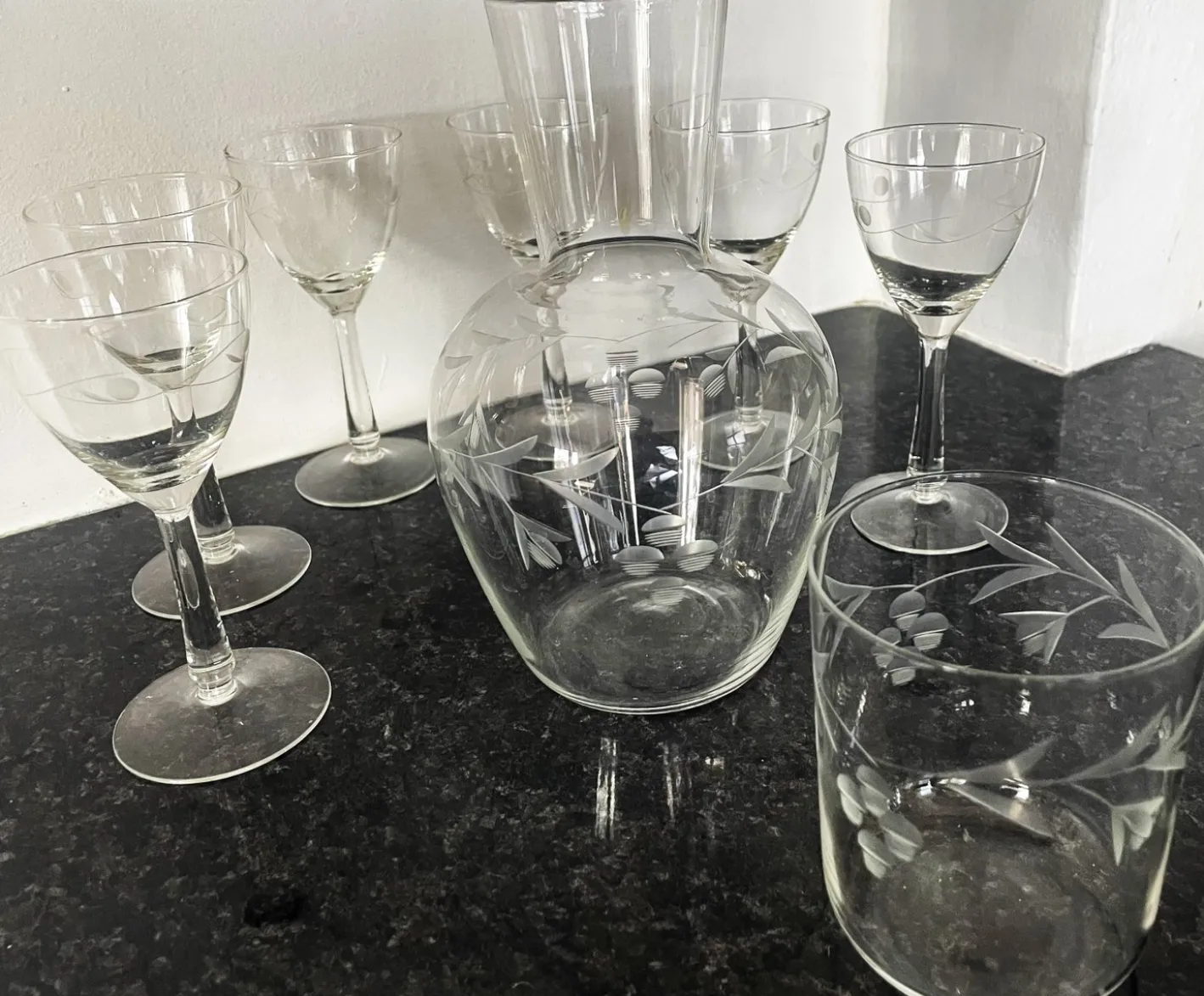 Vintage Bohemia Gravierte Glaskaraffe & Gläser, 1950er, 8 . Set