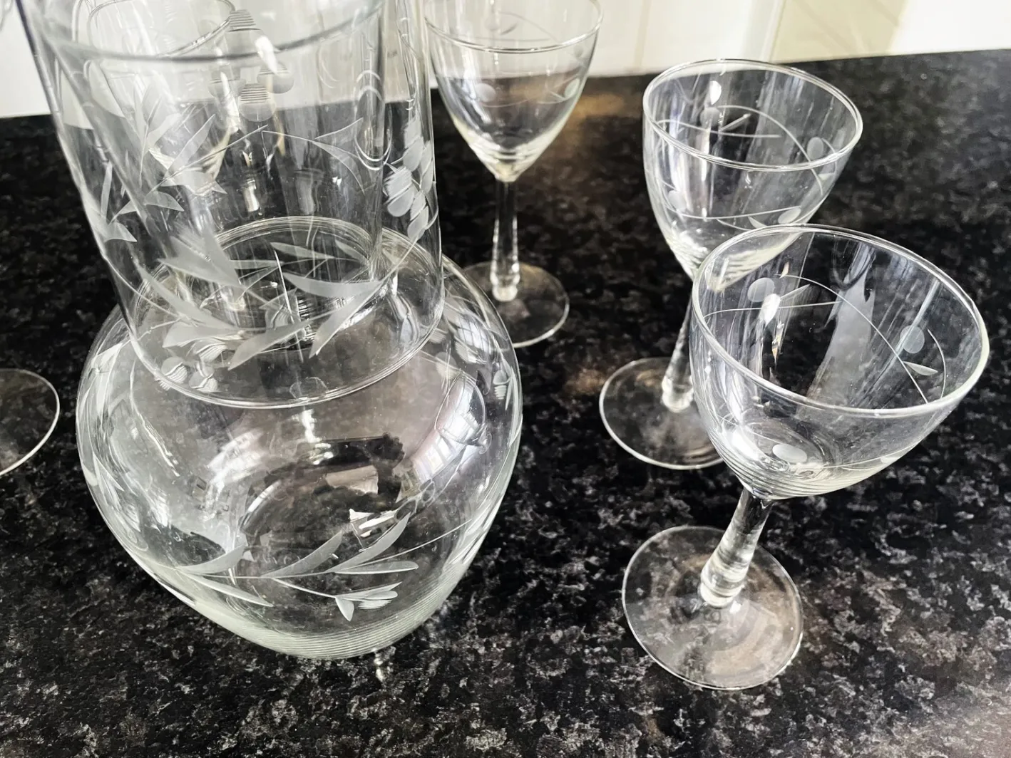 Vintage Bohemia Gravierte Glaskaraffe & Gläser, 1950er, 8 . Set