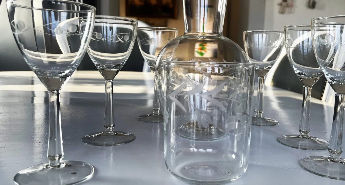 Vintage Bohemia Gravierte Glaskaraffe & Gläser, 1950er, 8 . Set