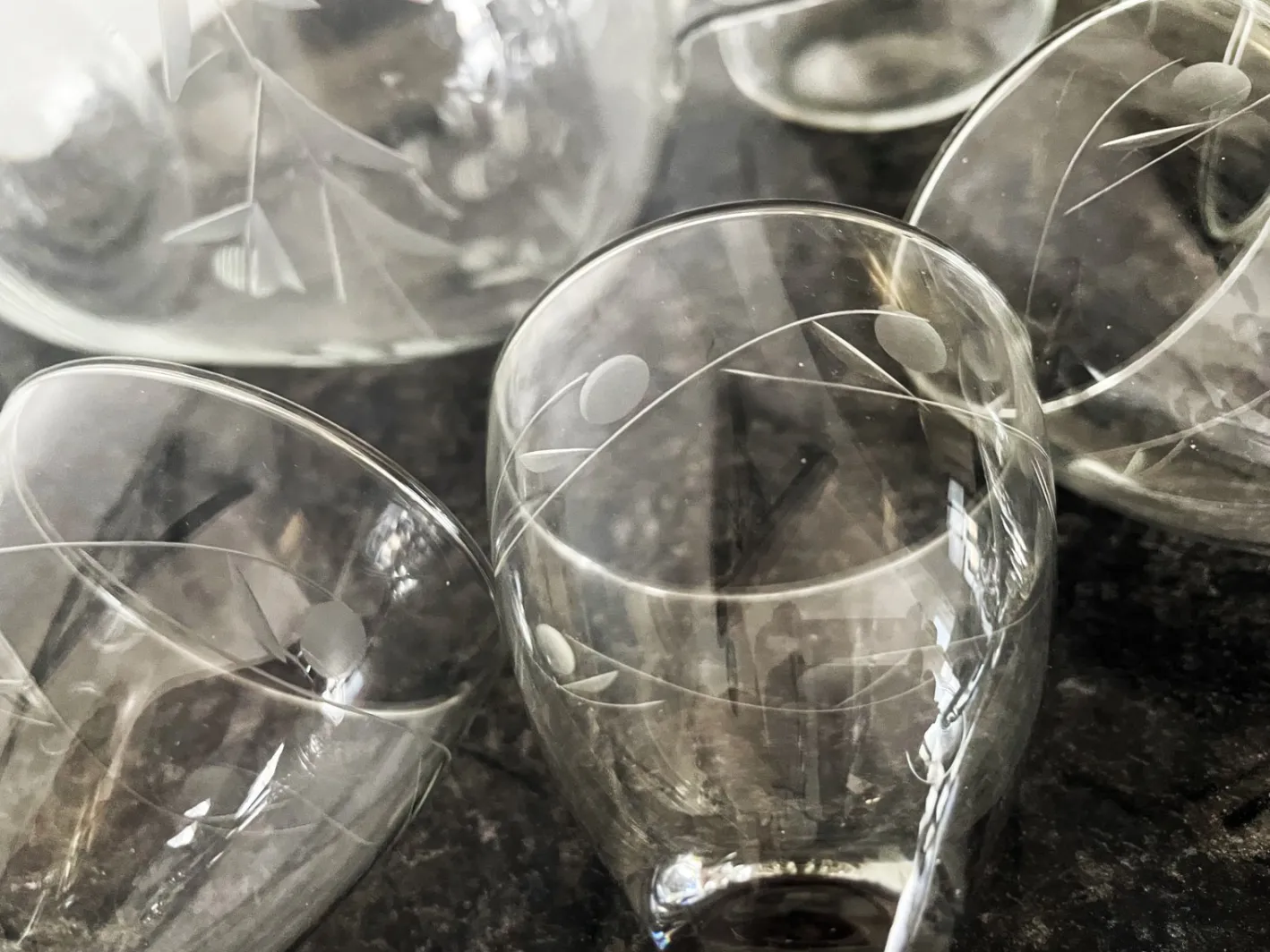 Vintage Bohemia Gravierte Glaskaraffe & Gläser, 1950er, 8 . Set