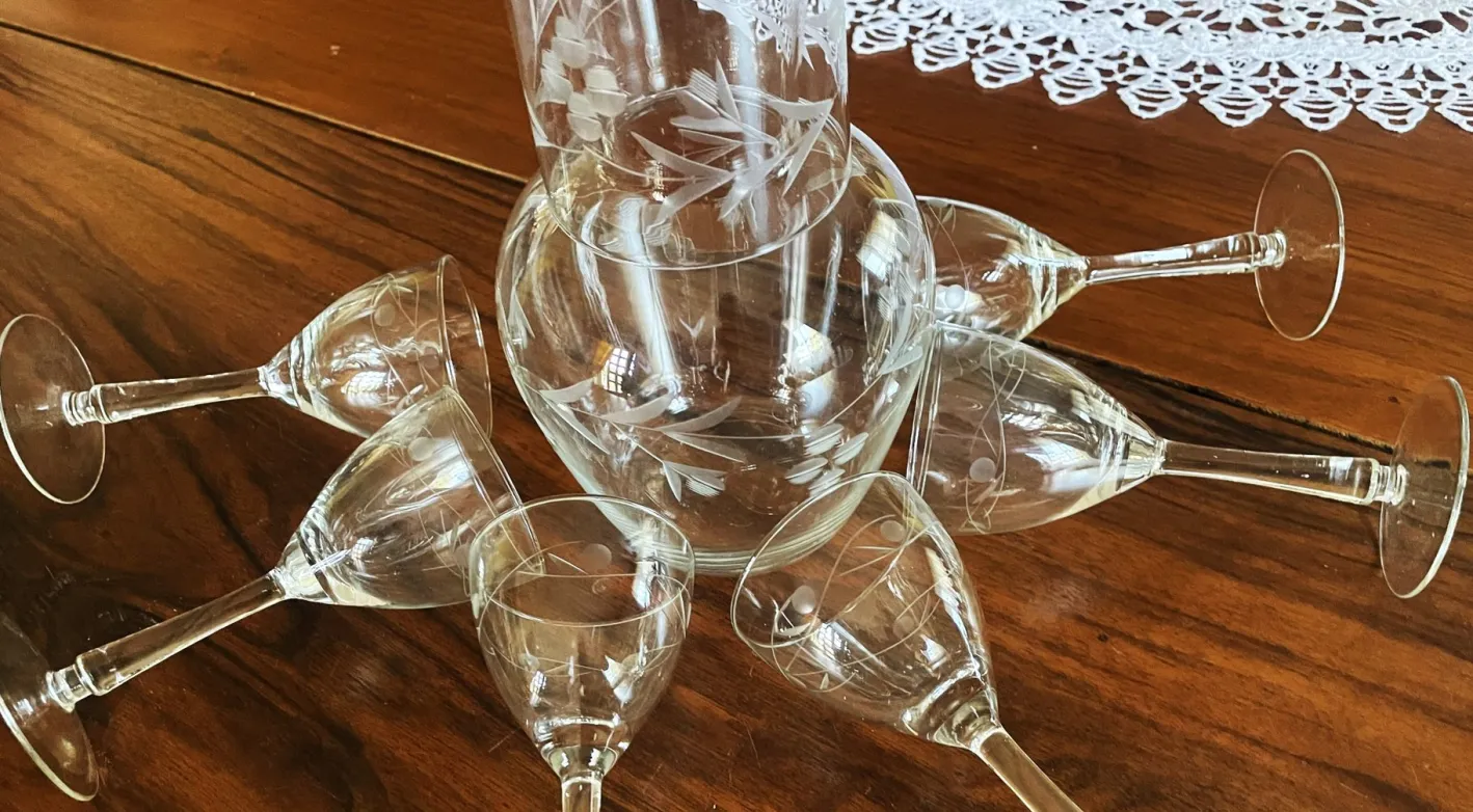 Vintage Bohemia Gravierte Glaskaraffe & Gläser, 1950er, 8 . Set