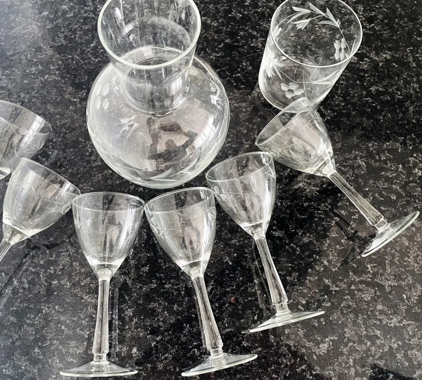Vintage Bohemia Gravierte Glaskaraffe & Gläser, 1950er, 8 . Set