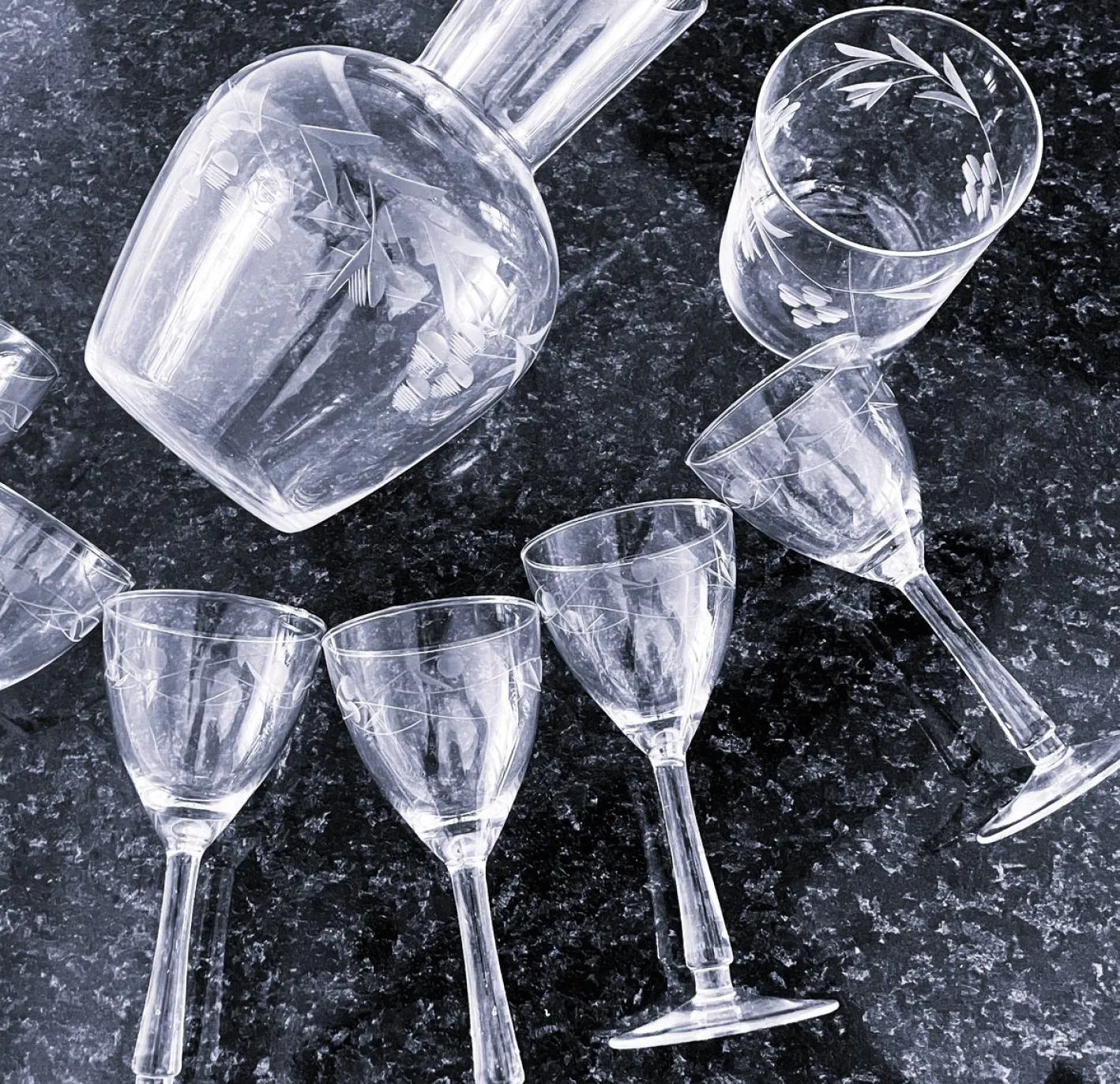Vintage Bohemia Gravierte Glaskaraffe & Gläser, 1950er, 8 . Set