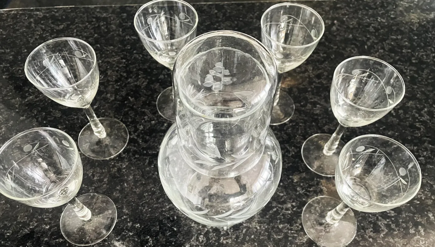 Vintage Bohemia Gravierte Glaskaraffe & Gläser, 1950er, 8 . Set