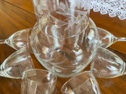 Vintage Bohemia Gravierte Glaskaraffe & Gläser, 1950er, 8 . Set
