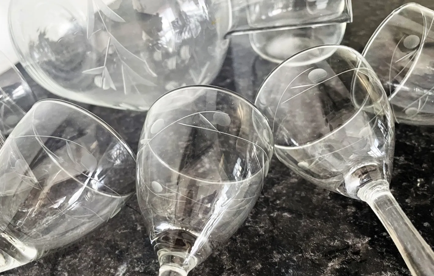 Vintage Bohemia Gravierte Glaskaraffe & Gläser, 1950er, 8 . Set
