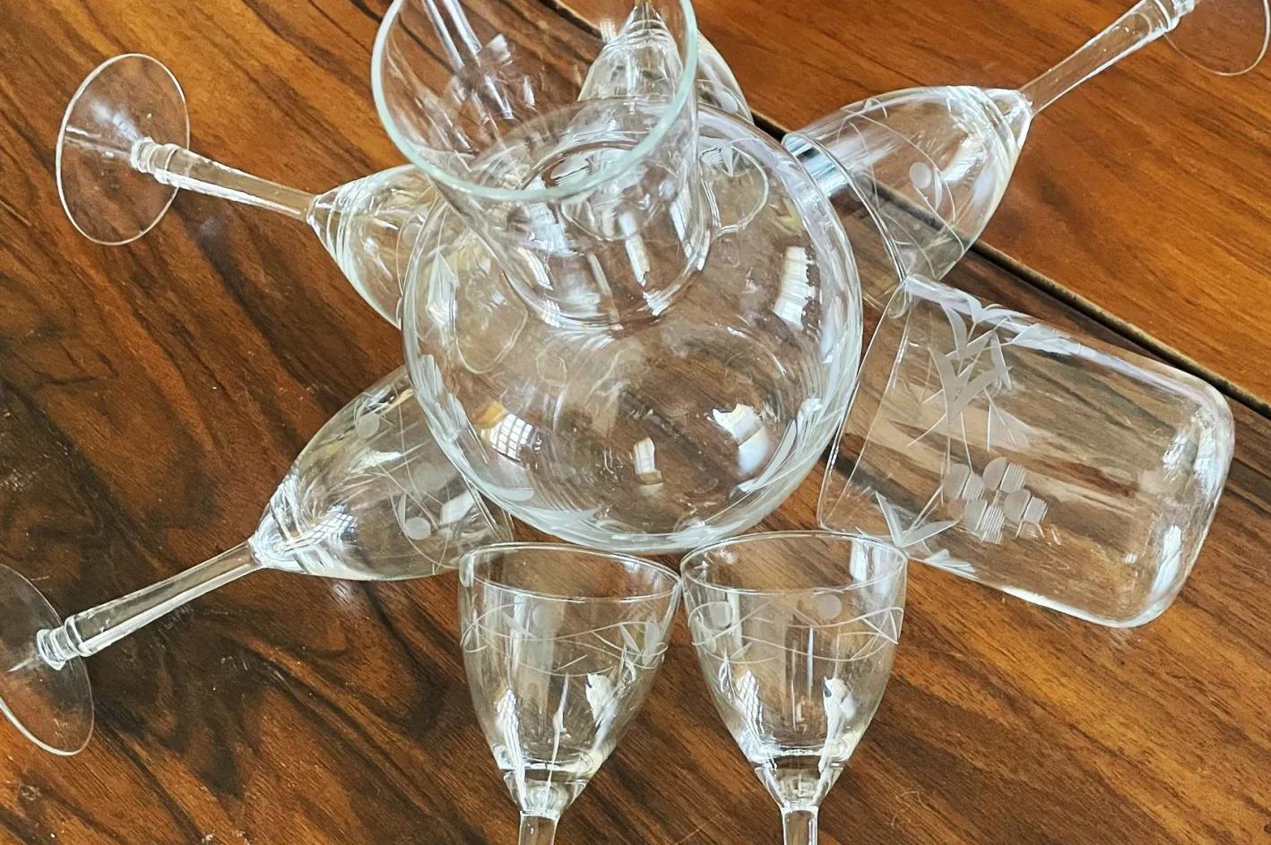 Vintage Bohemia Gravierte Glaskaraffe & Gläser, 1950er, 8 . Set