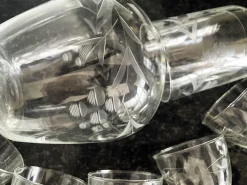 Vintage Bohemia Gravierte Glaskaraffe & Gläser, 1950er, 8 . Set