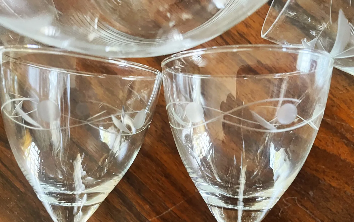 Vintage Bohemia Gravierte Glaskaraffe & Gläser, 1950er, 8 . Set