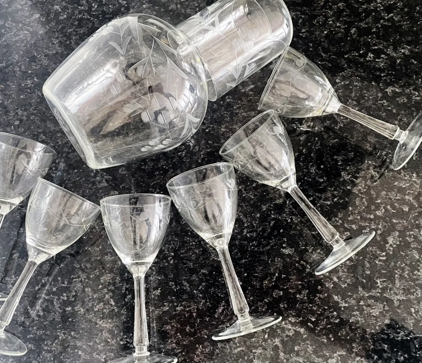 Vintage Bohemia Gravierte Glaskaraffe & Gläser, 1950er, 8 . Set