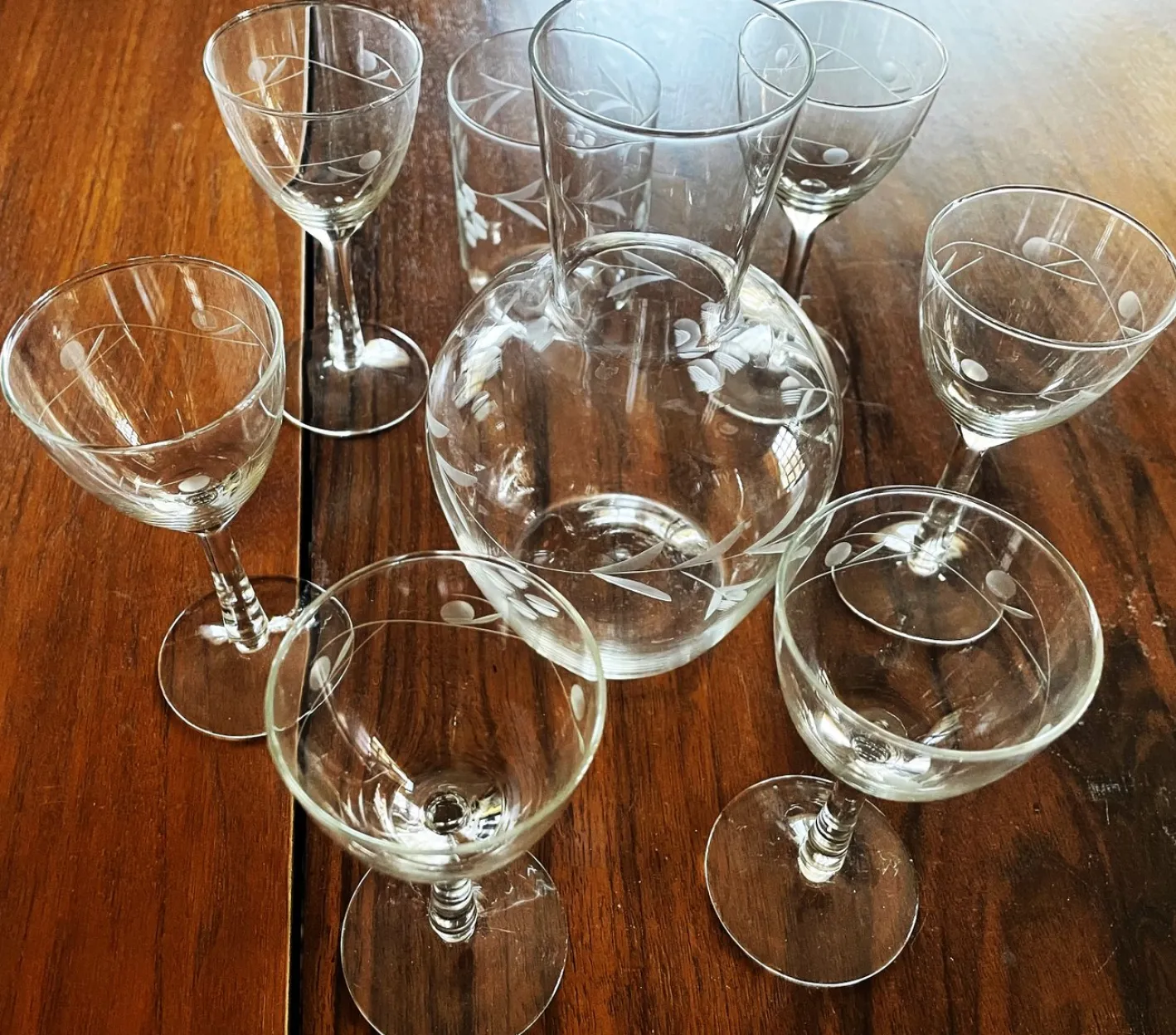 Vintage Bohemia Gravierte Glaskaraffe & Gläser, 1950er, 8 . Set