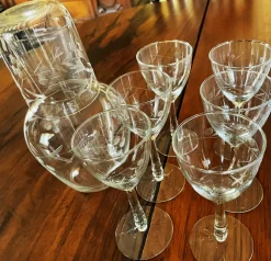 Vintage Bohemia Gravierte Glaskaraffe & Gläser, 1950er, 8 . Set