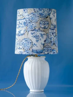 Vintage Delft Tischlampe in weißer Keramik mit New Ginger Jar Chinoiserie Schirm in Blau & Weiß