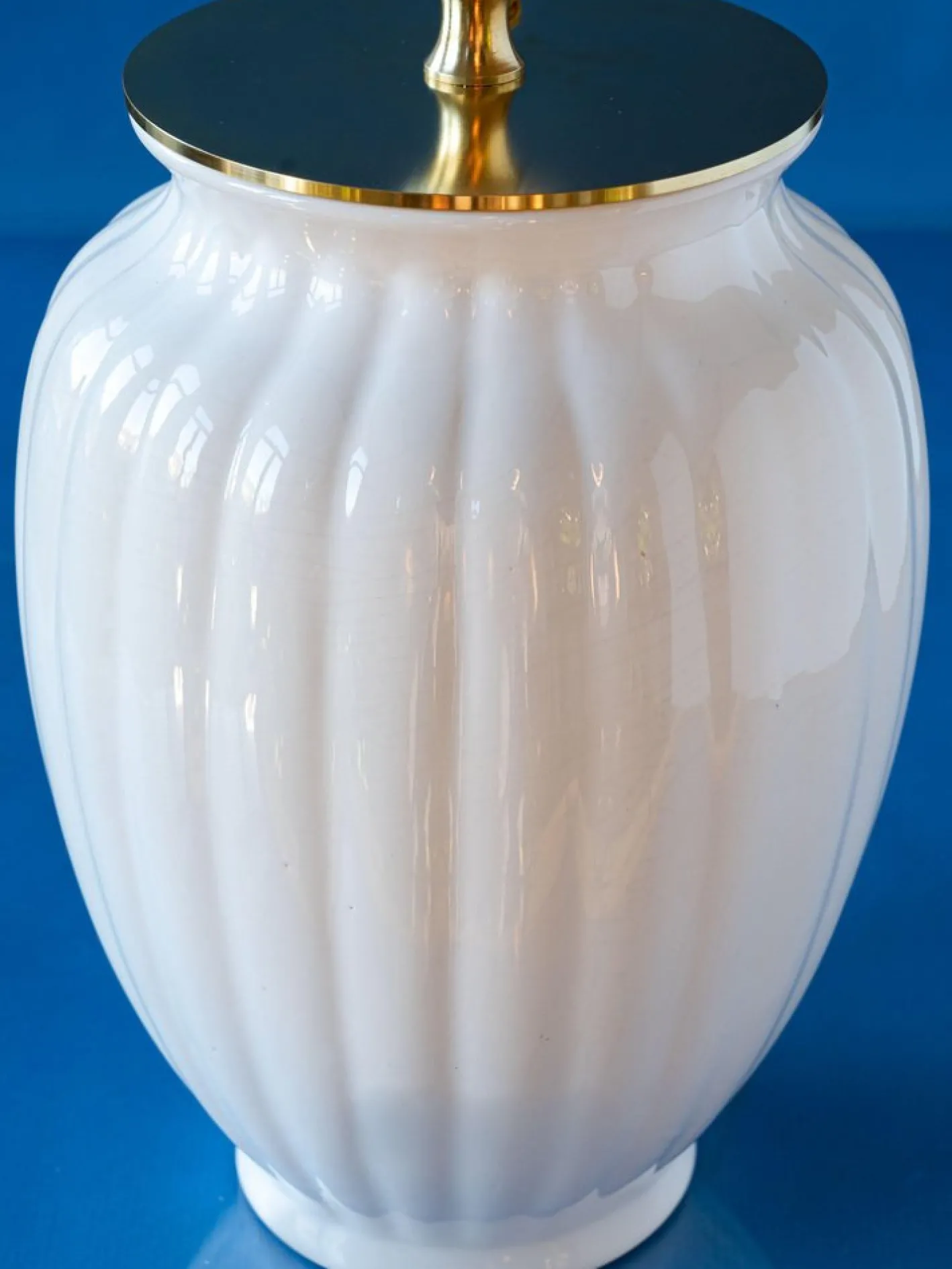 Vintage Delft Tischlampe in weißer Keramik mit New Ginger Jar Chinoiserie Schirm in Blau & Weiß