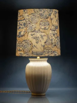 Vintage Delft Tischlampe in weißer Keramik mit New Ginger Jar Chinoiserie Schirm in Blau & Weiß