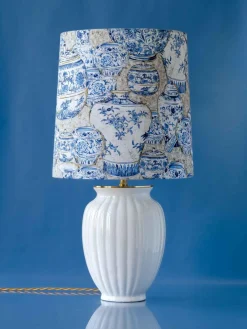 Vintage Delft Tischlampe in weißer Keramik mit New Ginger Jar Chinoiserie Schirm in Blau & Weiß