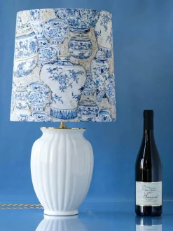Vintage Delft Tischlampe in weißer Keramik mit New Ginger Jar Chinoiserie Schirm in Blau & Weiß