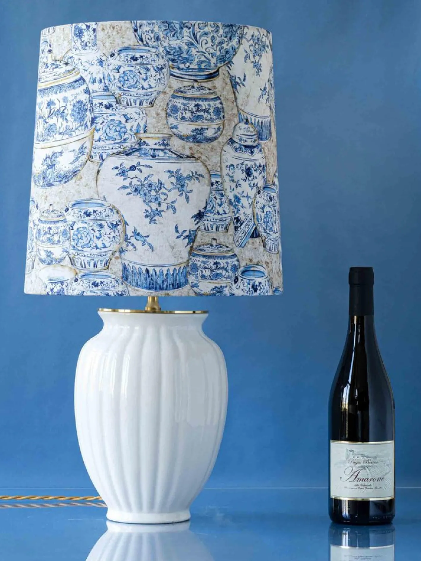 Vintage Delft Tischlampe in weißer Keramik mit New Ginger Jar Chinoiserie Schirm in Blau & Weiß