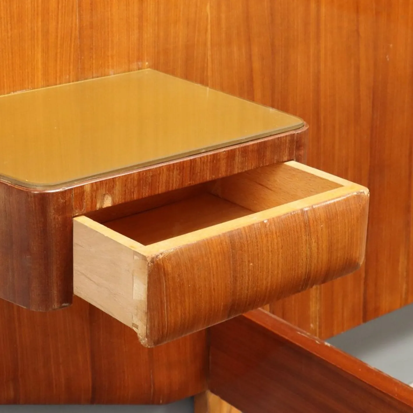 Vintage Doppelbett aus Mahagoni mit Nachttischen, 1950er