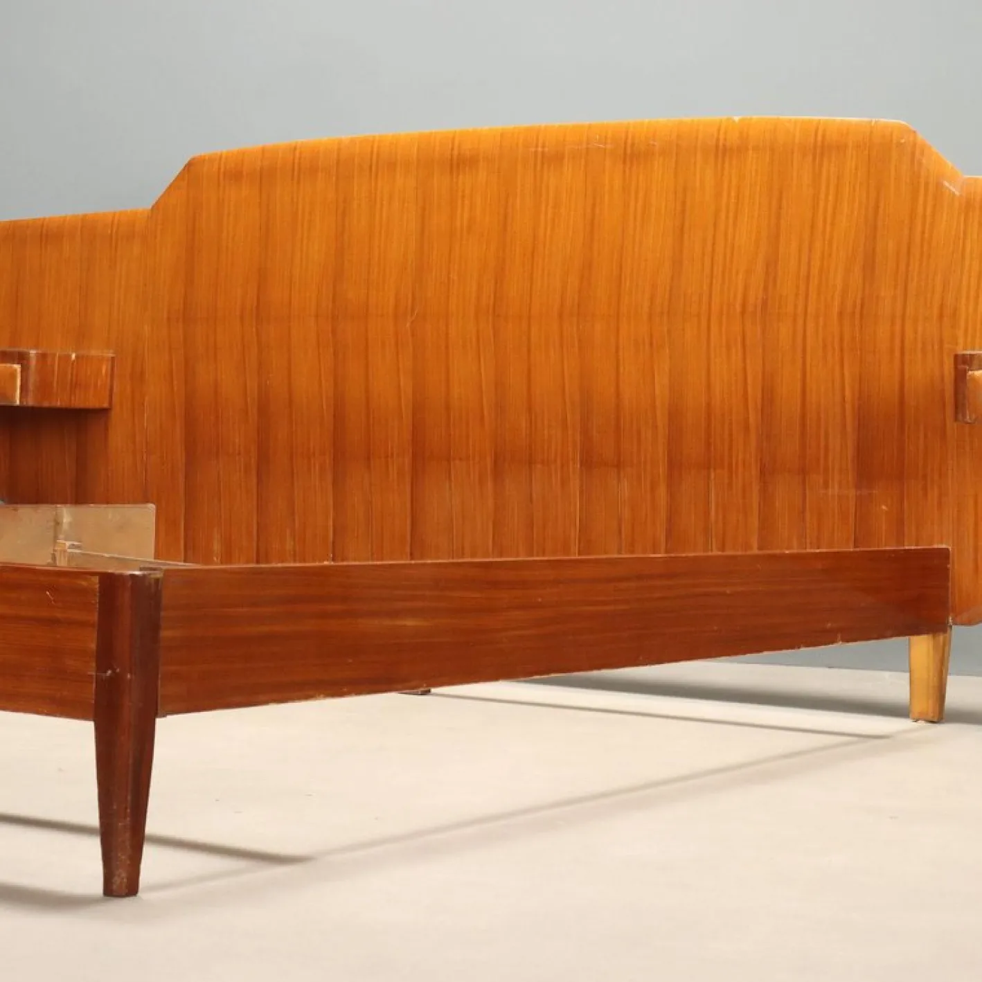 Vintage Doppelbett aus Mahagoni mit Nachttischen, 1950er